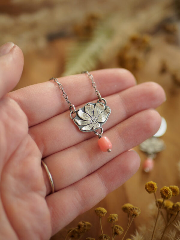 Kosmos - srebrny naszyjnik kwiat z różowym koralem