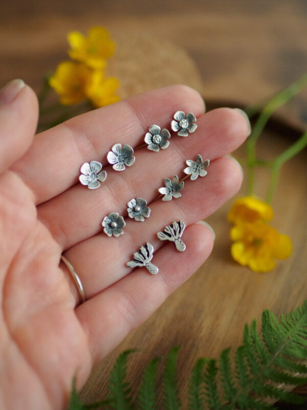Srebrny ogród - srebrne kolczyki sztyfty z kwiatami