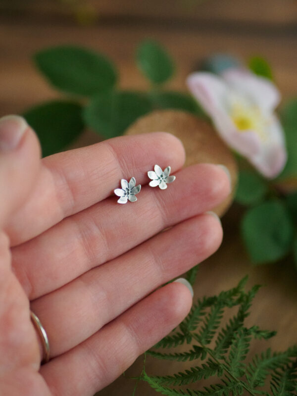Przylaszczka - srebrne kolczyki sztyfty z kwiatami