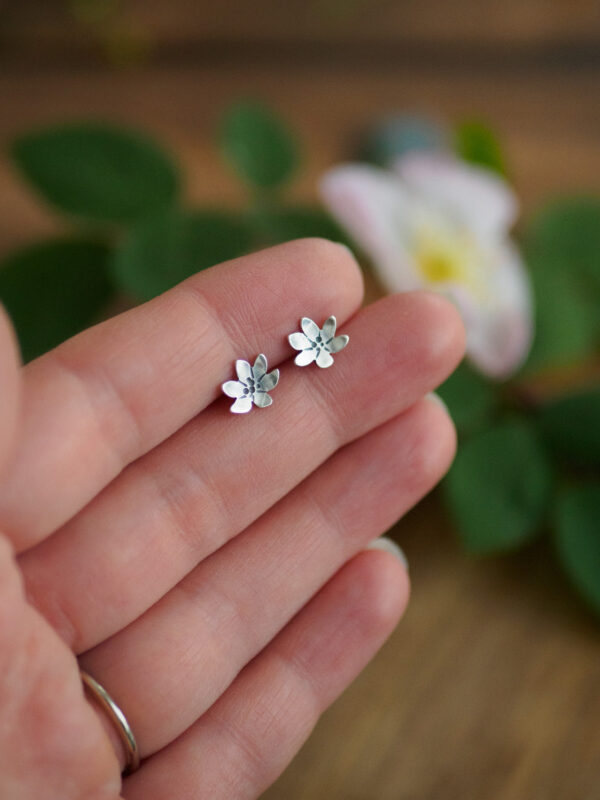 Przylaszczka - srebrne kolczyki sztyfty z kwiatami