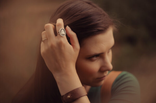 ćma - duży srebrny pierścionek sygnet damski