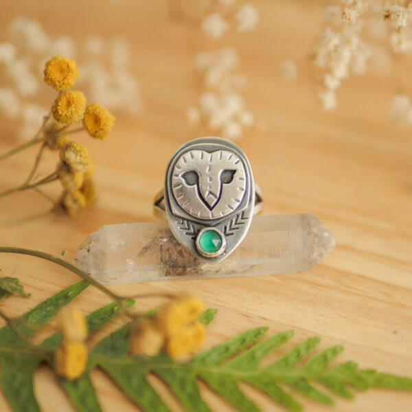 płomykówka totem - srebrny pierścionek sygnet damski z głową sowy i zielonym agatem