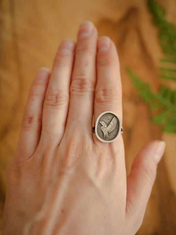 Nocna sowa - srebrny pierścionek sygnet damski z płomykówką