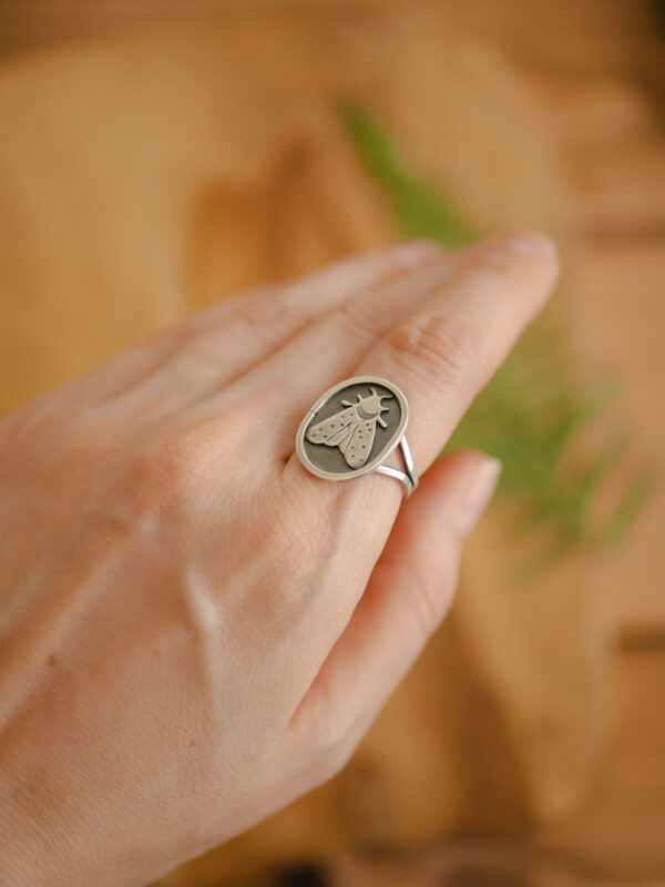 ćma - duży srebrny pierścionek sygnet damski