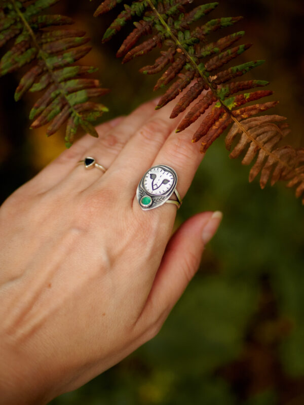 płomykówka totem - srebrny pierścionek sygnet damski z głową sowy i zielonym agatem