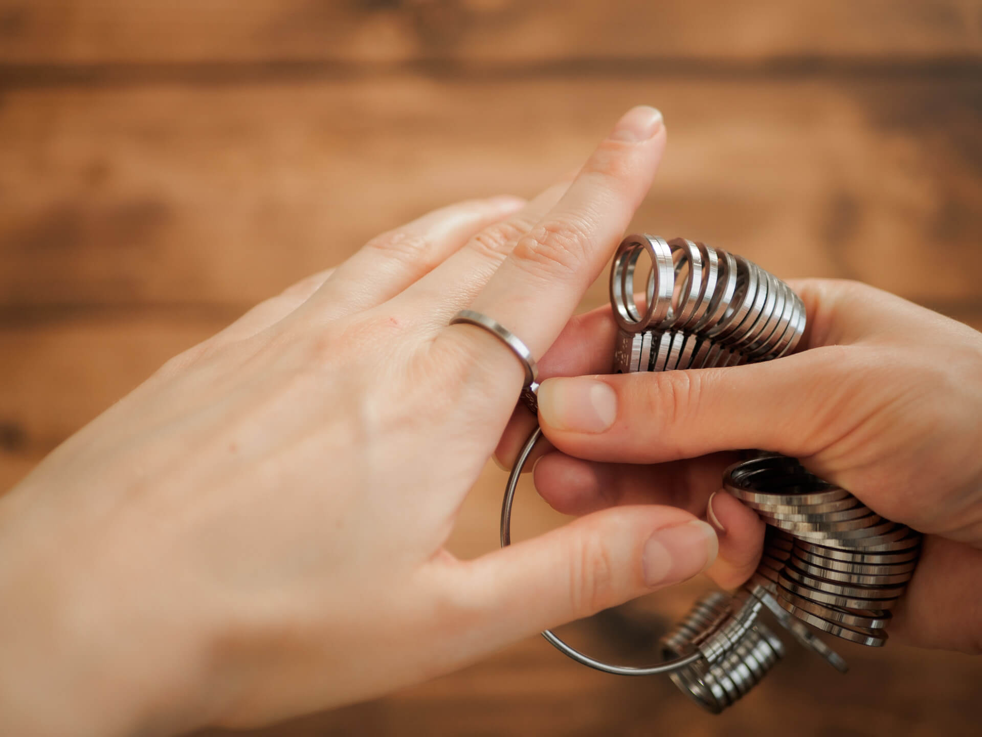 Jak zmierzyć rozmiar pierścionka: mierzenie palca za pomocą obrączek miarowych u jubilera