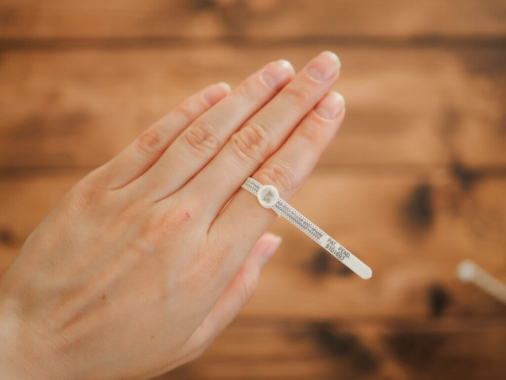 Jak zmierzyć rozmiar pierścionka: miarka jubilerska multisizer