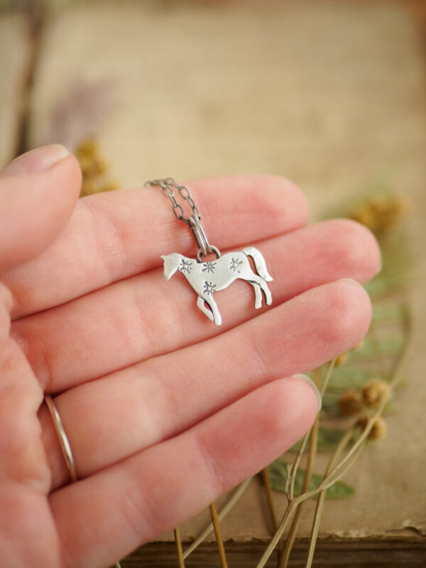 Koń mini - minimalistyczny srebrny wisiorek ze zwierzakiem