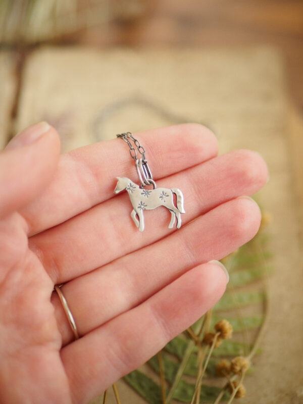 Koń mini - minimalistyczny srebrny wisiorek ze zwierzakiem