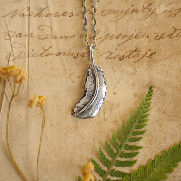 Piórko mini - delikatny srebrny wisiorek w kształcie ptasiego pióra