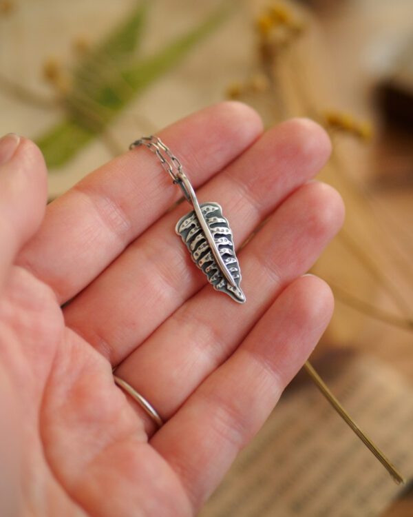 Paproć mini - delikatny srebrny wisiorek w kształcie liścia paproci