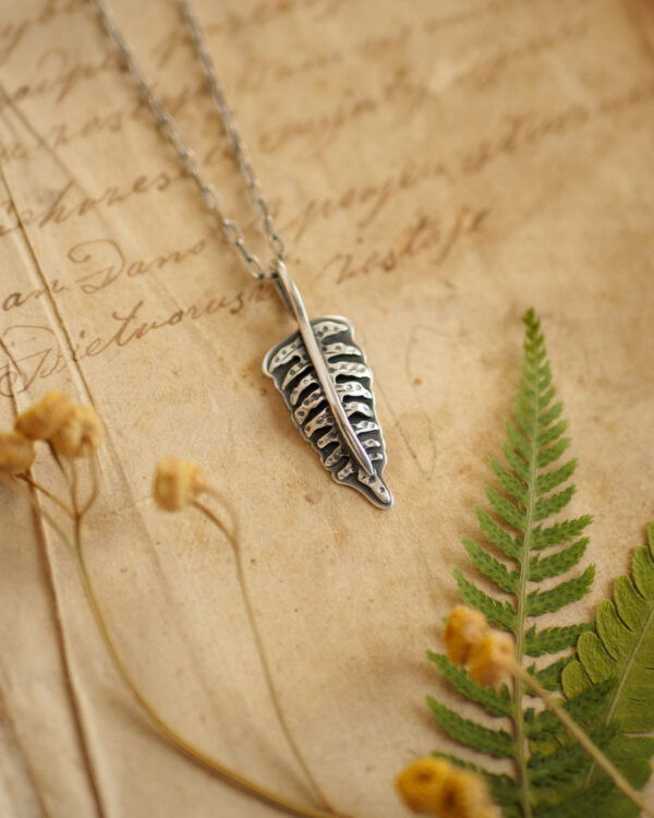Paproć mini - delikatny srebrny wisiorek w kształcie liścia paproci