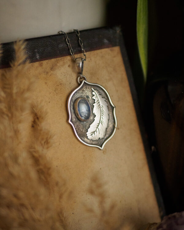 Piórko z kianitem - srebrny naszyjnik