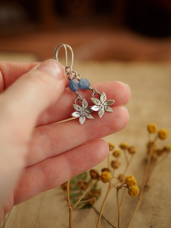 Przylaszczki - wiszące kolczyki kwiaty ze srebra z kianitem
