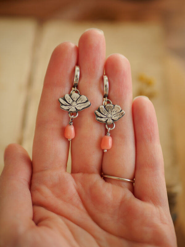 Kosmosy - wiszące kolczyki kwiaty ze srebra z różowym koralem.