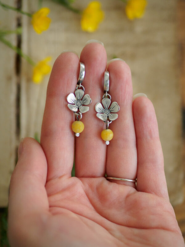 Jaskry - wiszące kolczyki kwiaty ze srebra z żółtym jadeitem.