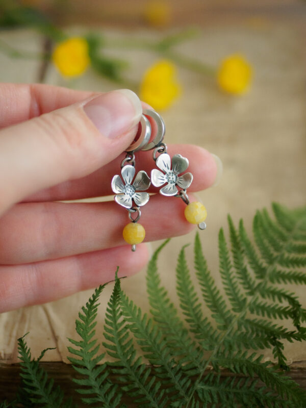 Jaskry - wiszące kolczyki kwiaty ze srebra z żółtym jadeitem.