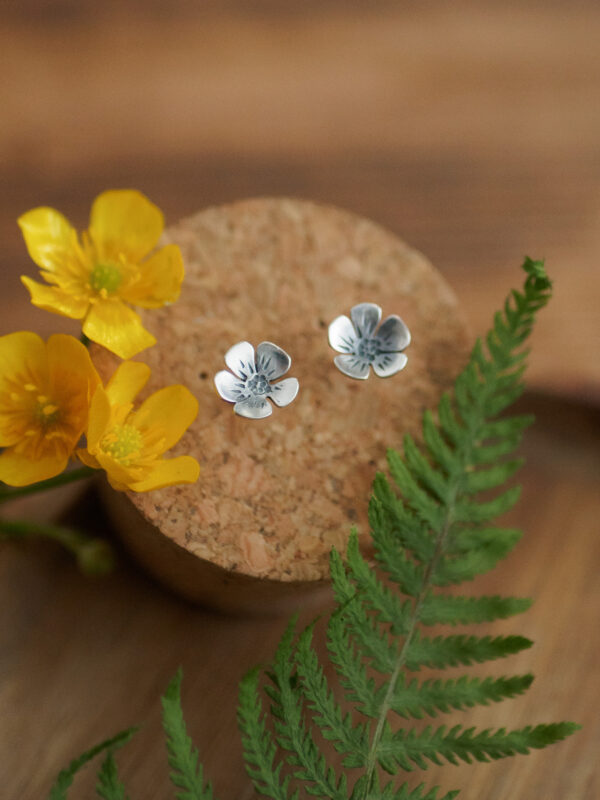 Jaskry - srebrne kolczyki sztyfty z kwiatami