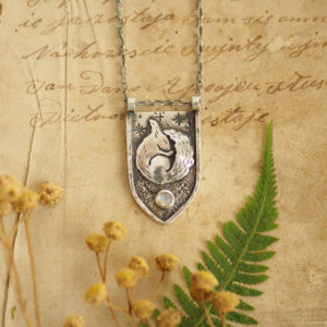 Wiewiórka w herbie - srebrny naszyjnik z kamieniem księżycowym