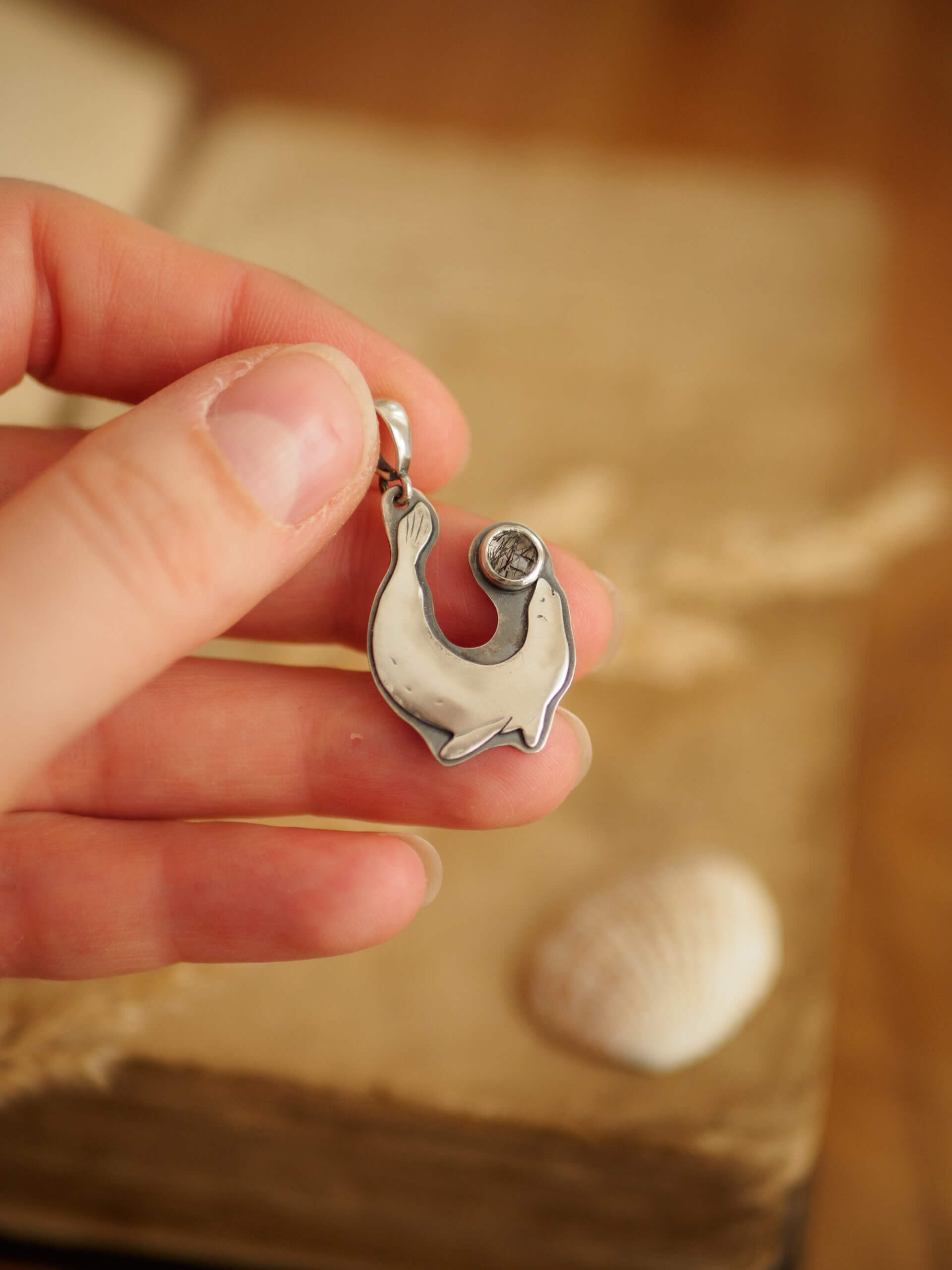 KRUPKOWSKA.COM Foka A <strong>naszyjnik</strong> 5 Wisiorek ze srebra z foką z kwarcem turmalinowym