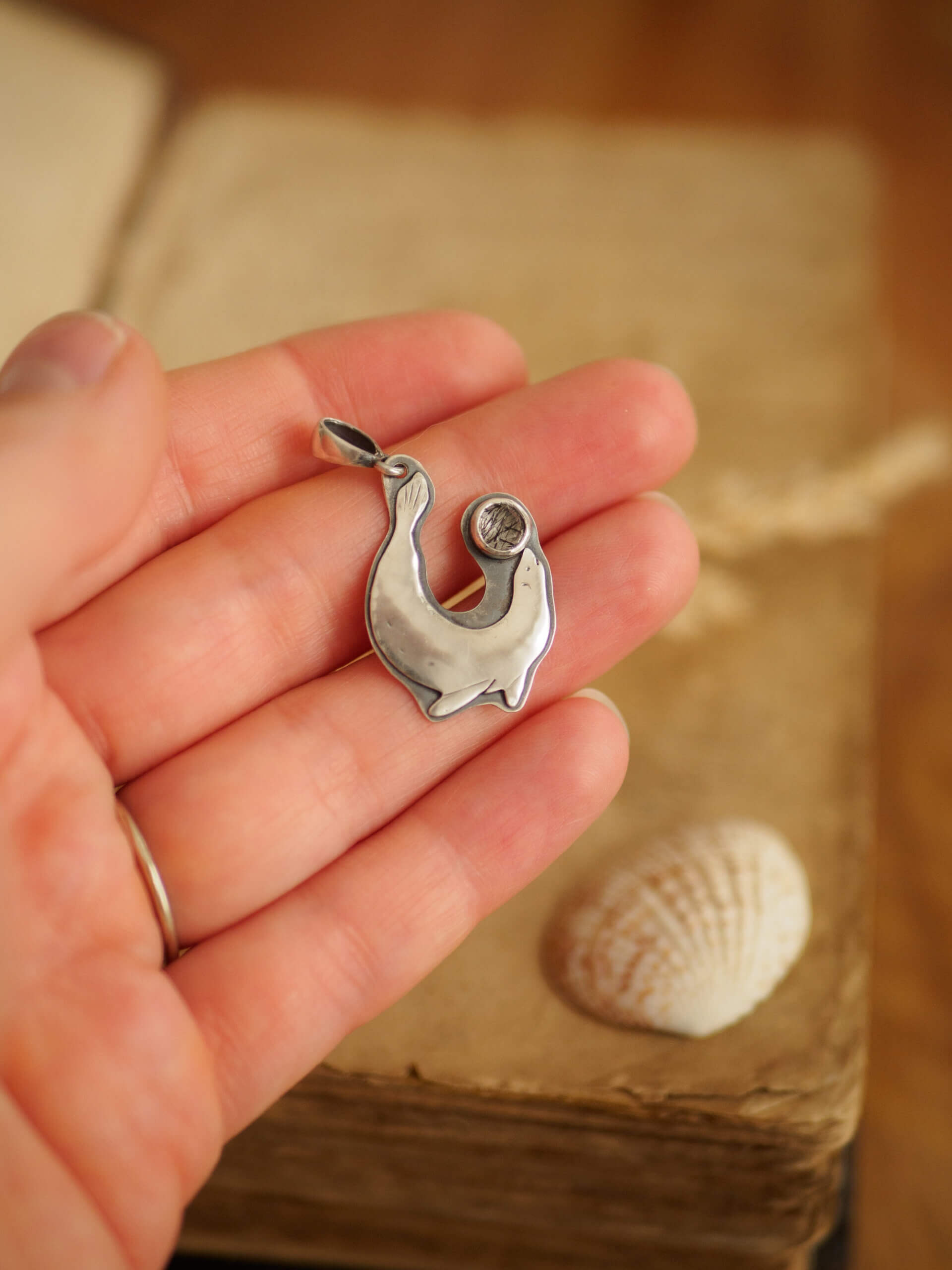 KRUPKOWSKA.COM Foka A <strong>naszyjnik</strong> 4 Wisiorek ze srebra z foką z kwarcem turmalinowym