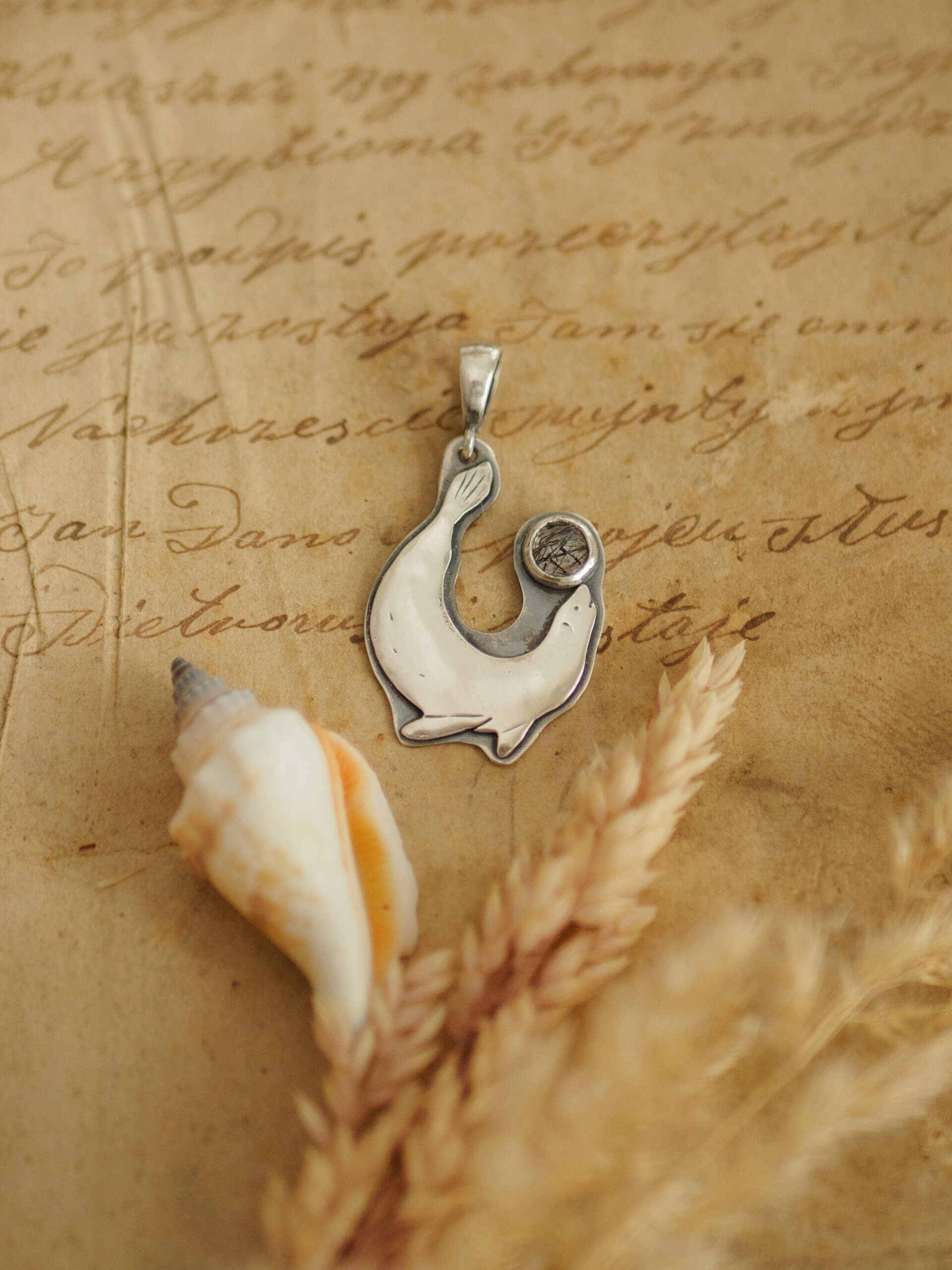 KRUPKOWSKA.COM Foka A <strong>naszyjnik</strong> 1 Wisiorek ze srebra z foką z kwarcem turmalinowym