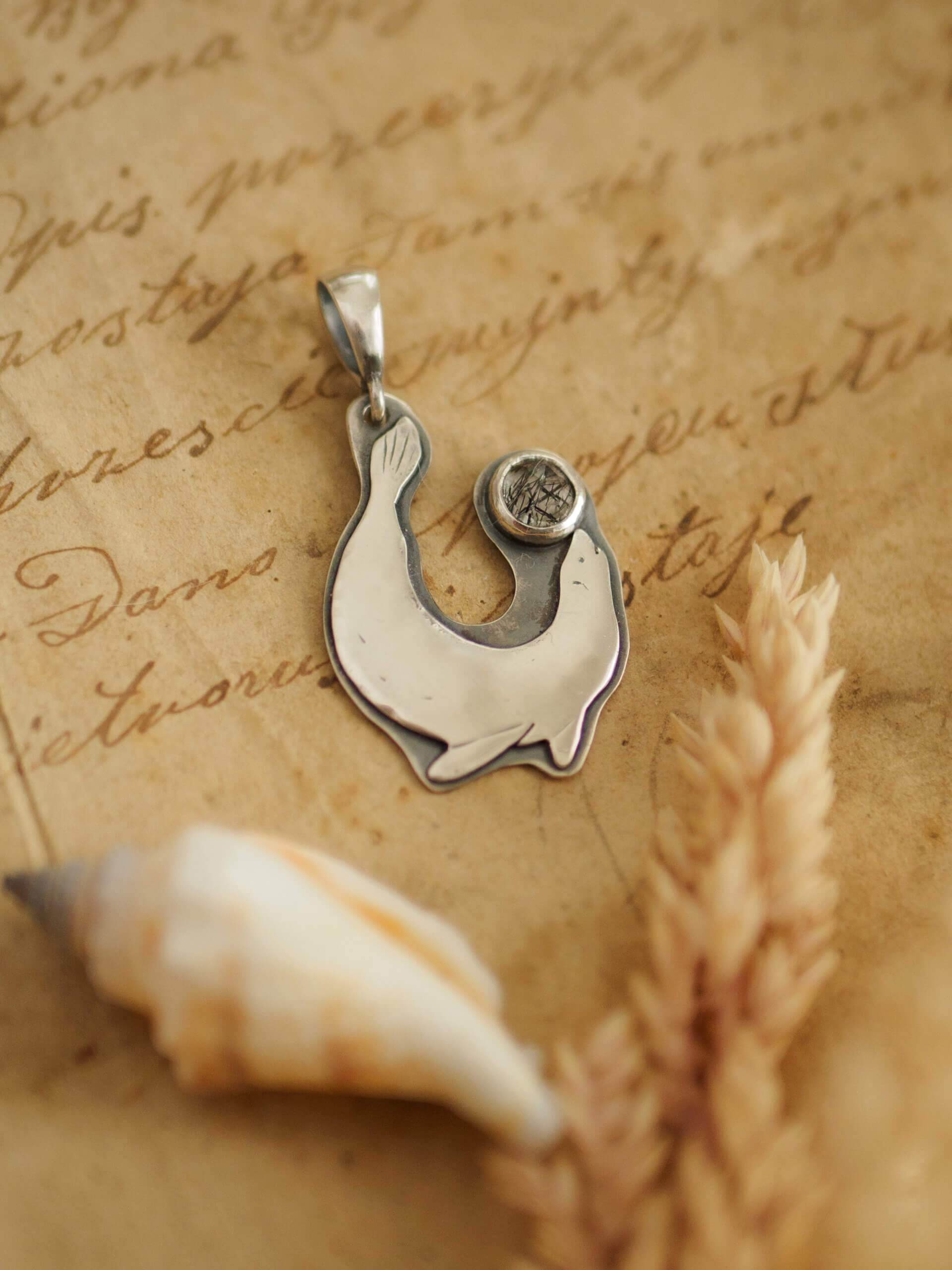 KRUPKOWSKA.COM Foka A <strong>naszyjnik</strong> 3 Wisiorek ze srebra z foką z kwarcem turmalinowym