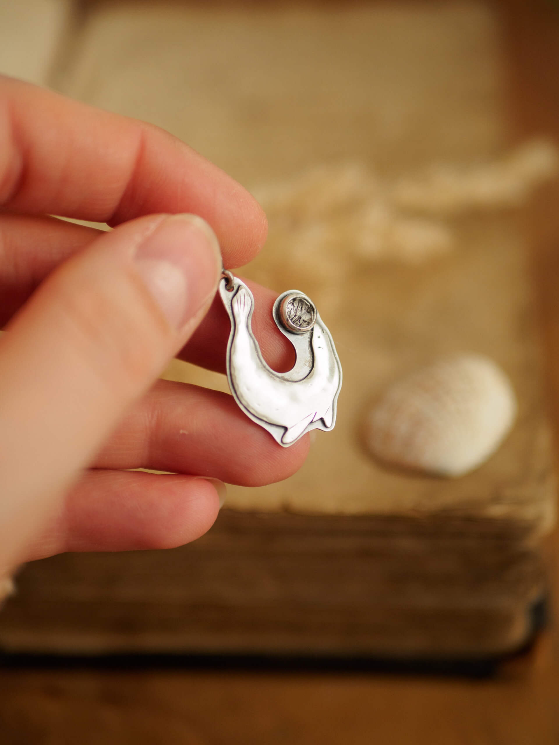 KRUPKOWSKA.COM Foka A <strong>naszyjnik</strong> 6 Wisiorek ze srebra z foką z kwarcem turmalinowym