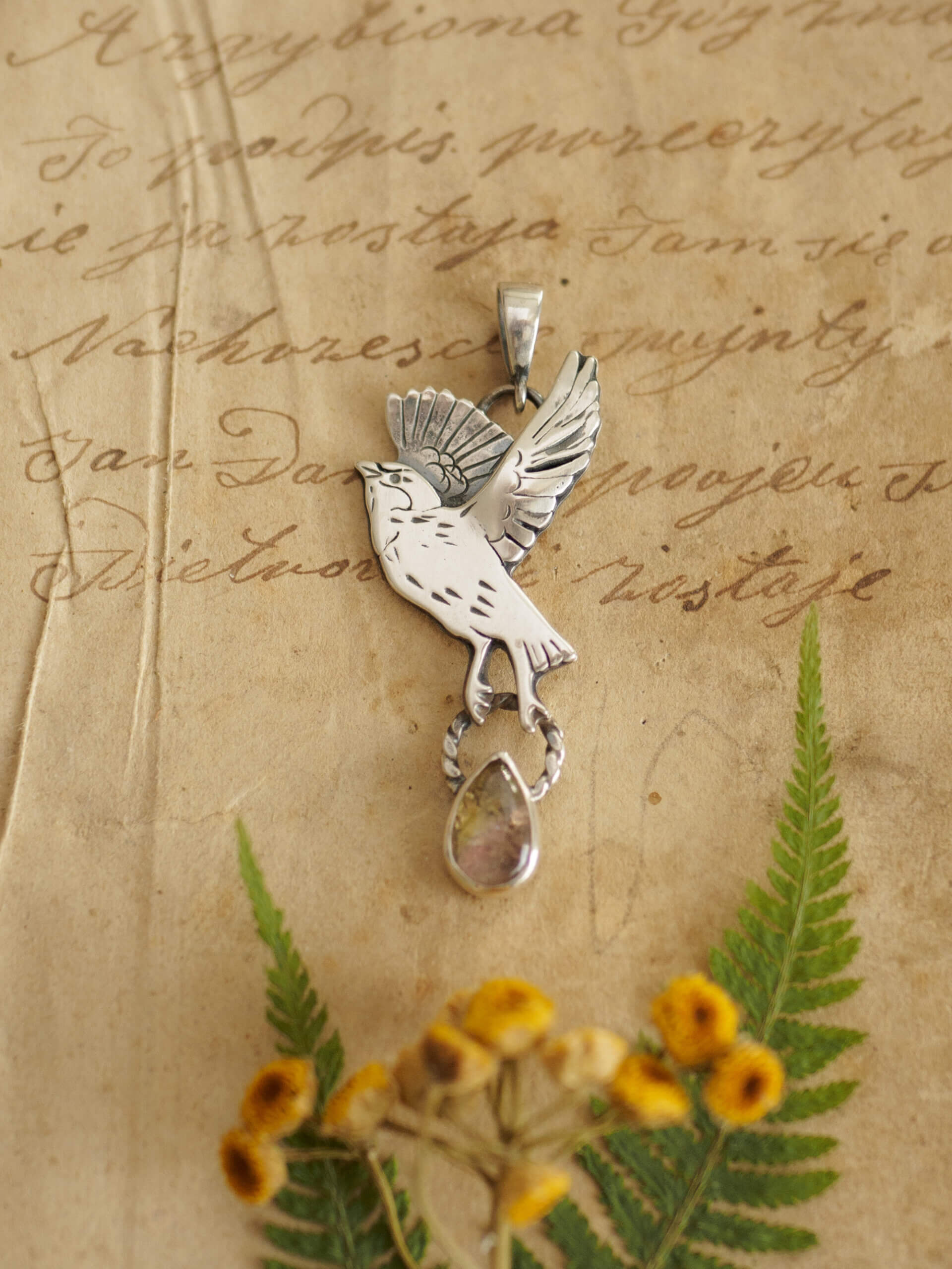 KRUPKOWSKA.COM Wróbel z turmalinem <strong>wisiorek</strong> 1 Wróbel z turmalinem - delikatny wisiorek ze srebra