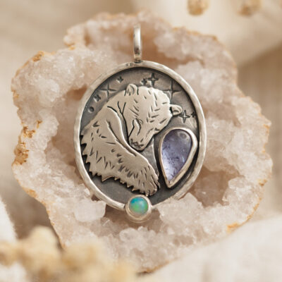 Senny niedźwiedź - srebrny wisiorek z opalem i tanzanitem