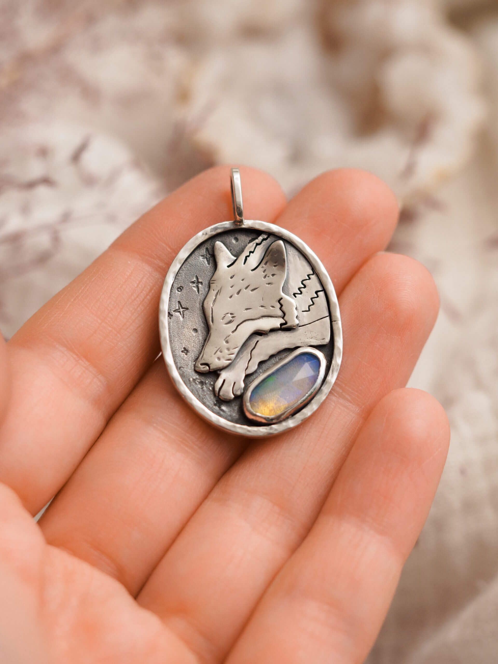 KRUPKOWSKA.COM Senny wilk <strong>naszyjnik</strong> 5 Senny wilk - srebrny wisiorek z opalem