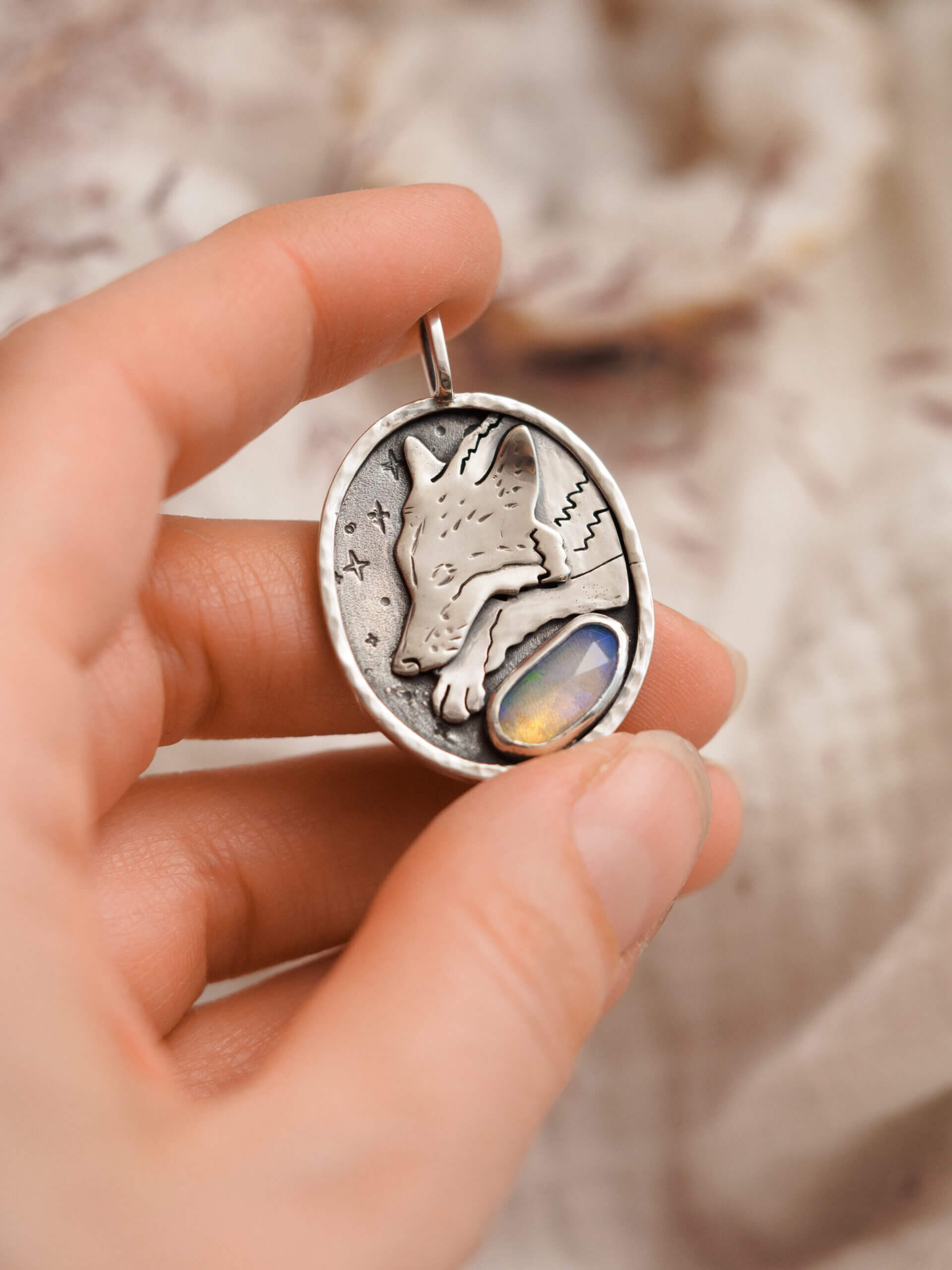 KRUPKOWSKA.COM Senny wilk <strong>naszyjnik</strong> 7 Senny wilk - srebrny wisiorek z opalem