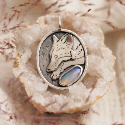 Senny wilk - srebrny wisiorek z opalem