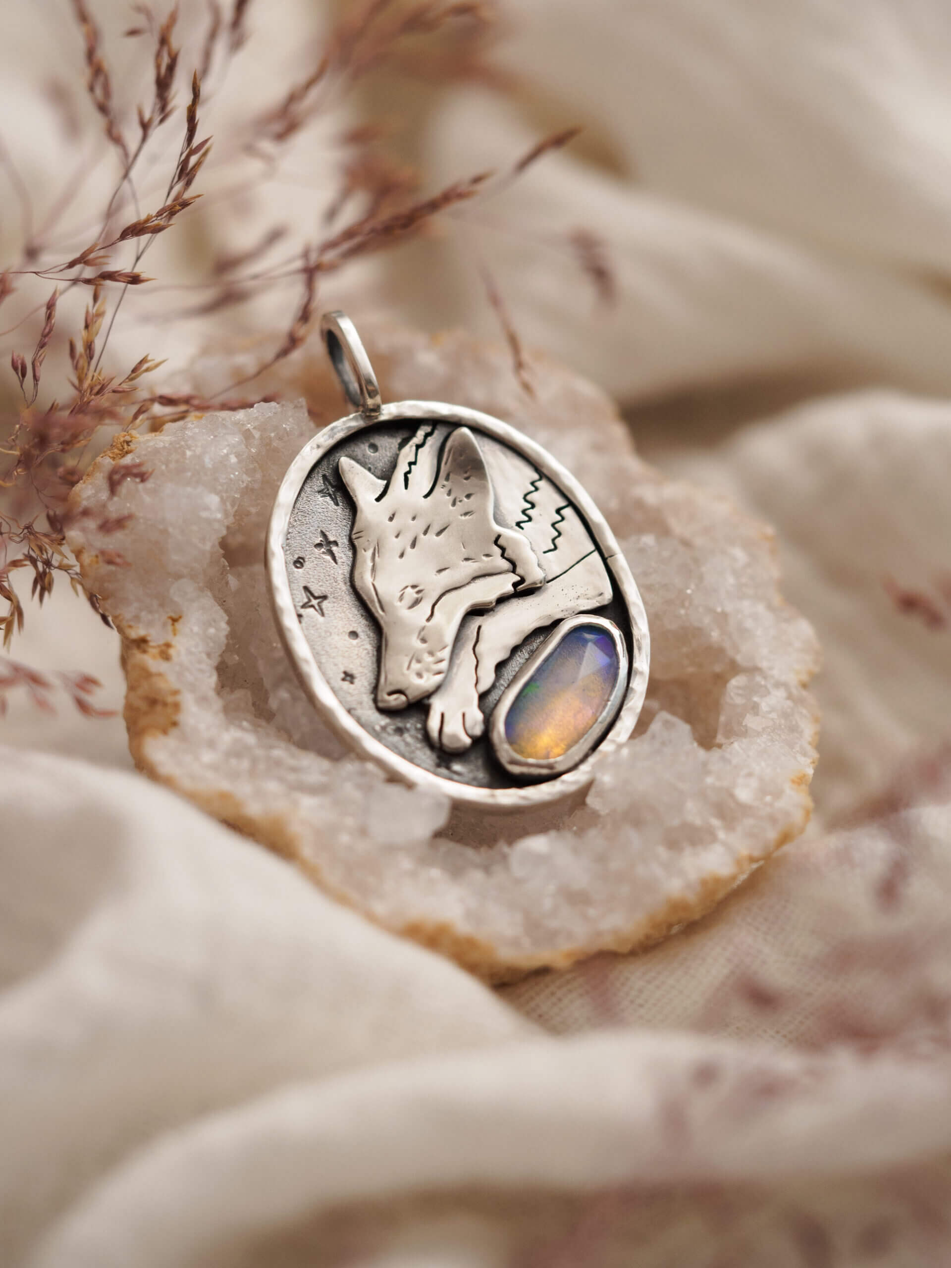 KRUPKOWSKA.COM Senny wilk <strong>naszyjnik</strong> 2 Senny wilk - srebrny wisiorek z opalem