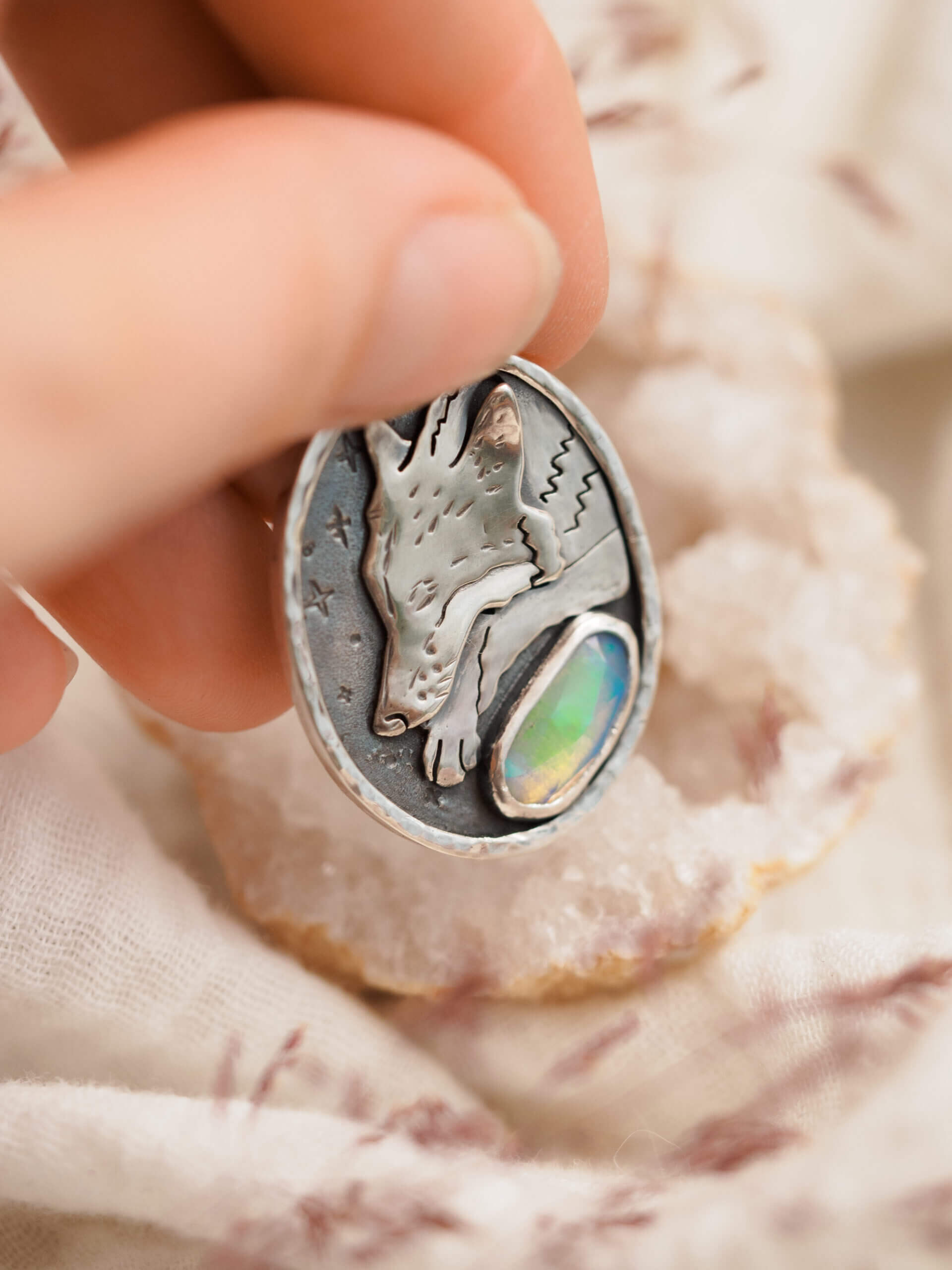 KRUPKOWSKA.COM Senny wilk <strong>naszyjnik</strong> 8 Senny wilk - srebrny wisiorek z opalem