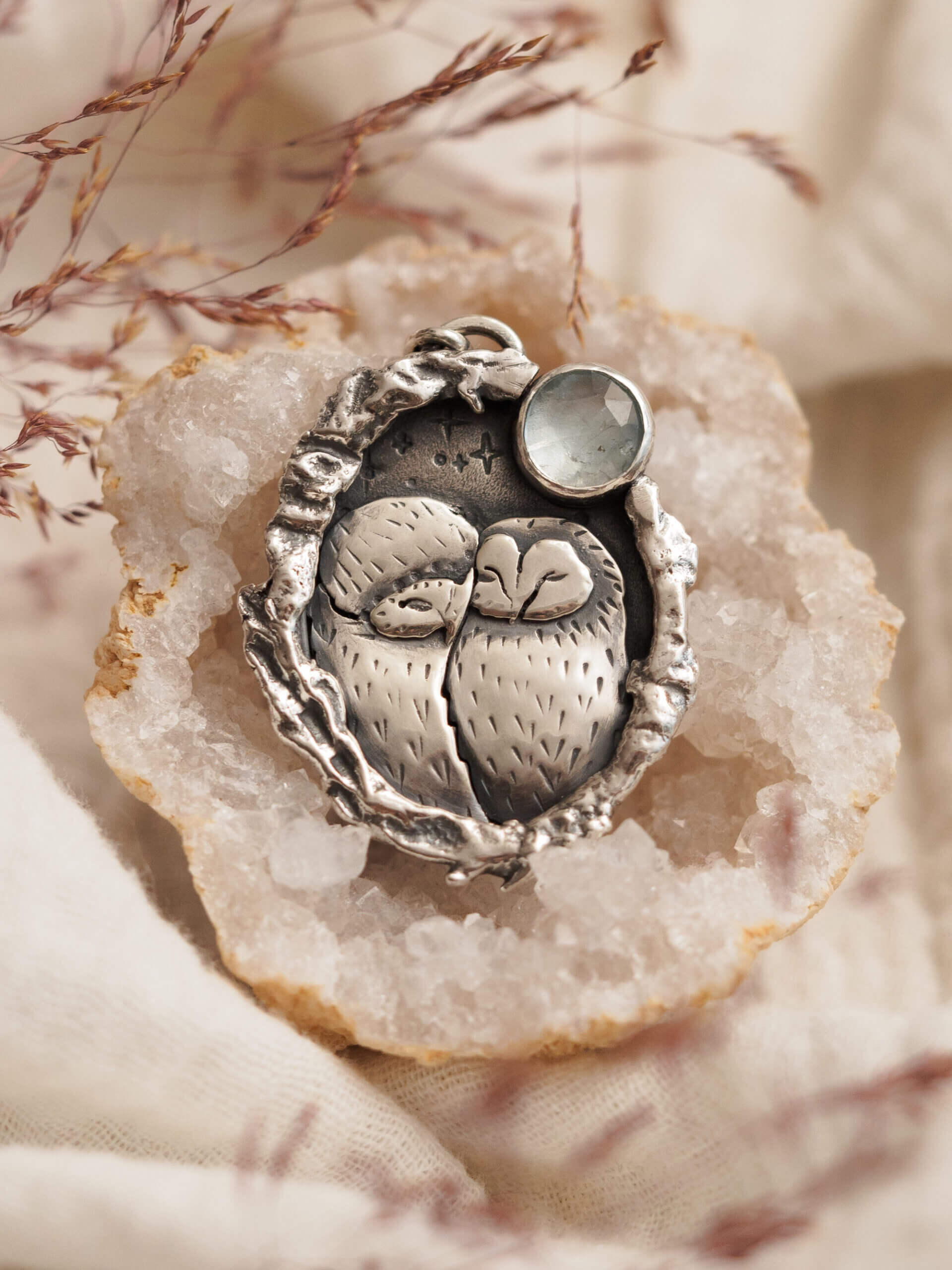 KRUPKOWSKA.COM Śpiące sowy <strong>wisiorek</strong> 1 Śpiące sowy - srebrny wisiorek z akwamarynem