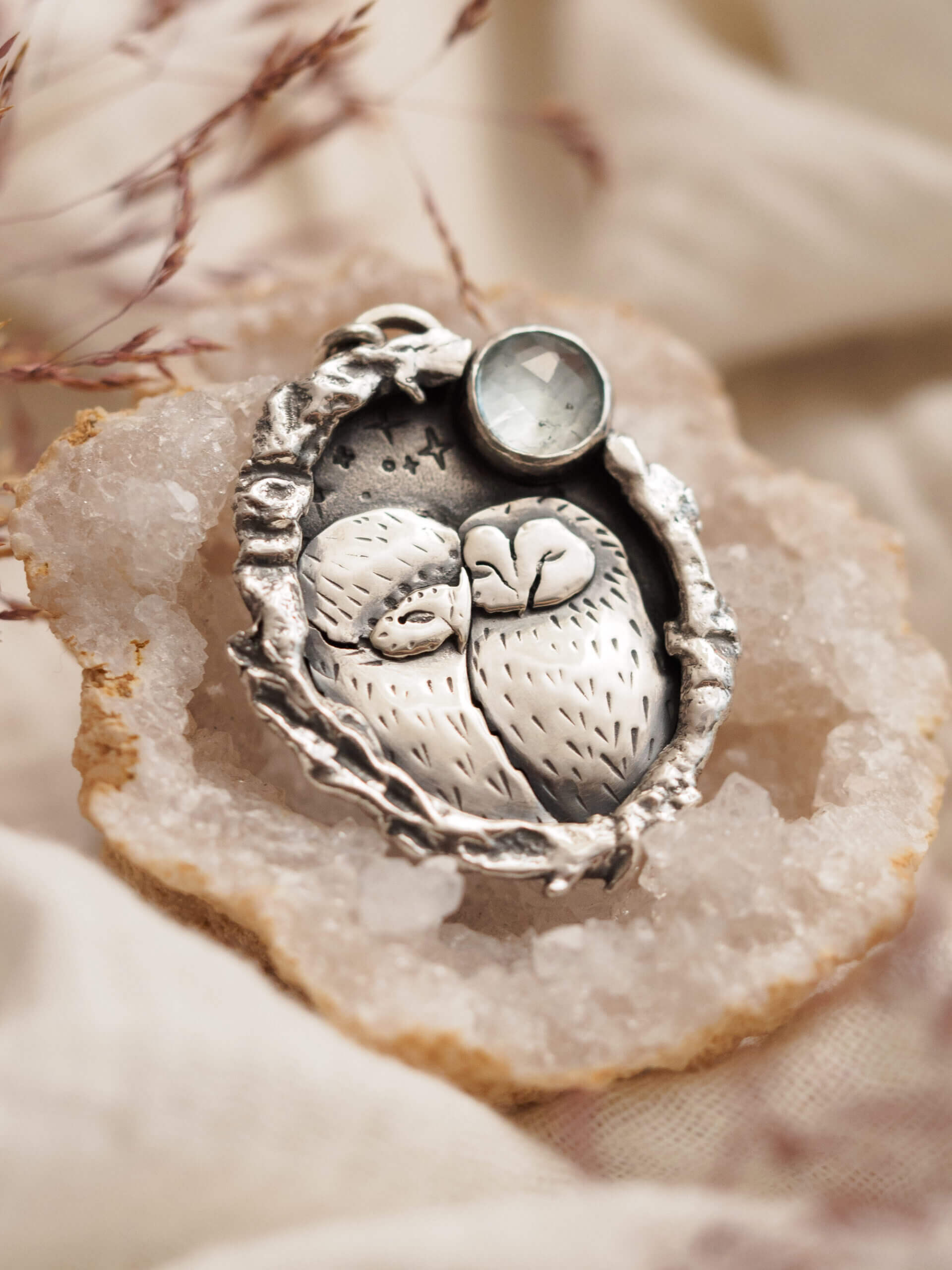 KRUPKOWSKA.COM Śpiące sowy <strong>wisiorek</strong> 7 Śpiące sowy - srebrny wisiorek z akwamarynem