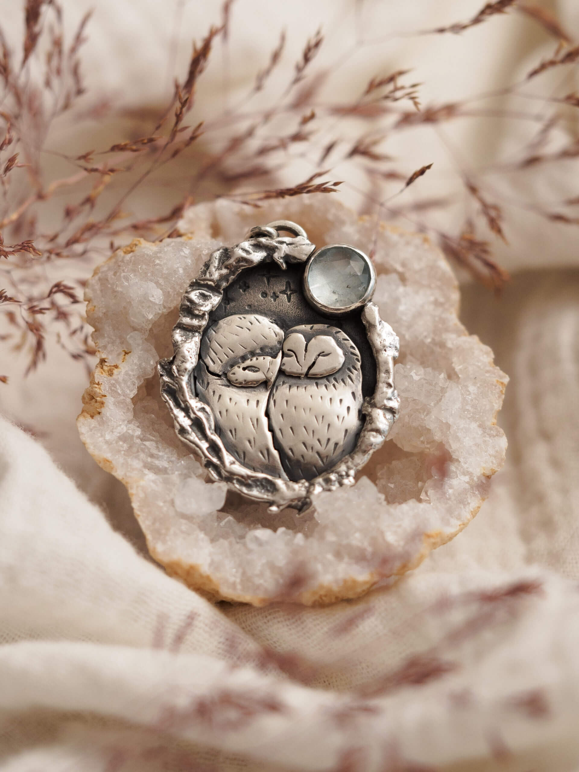 KRUPKOWSKA.COM Śpiące sowy <strong>wisiorek</strong> 5 Śpiące sowy - srebrny wisiorek z akwamarynem