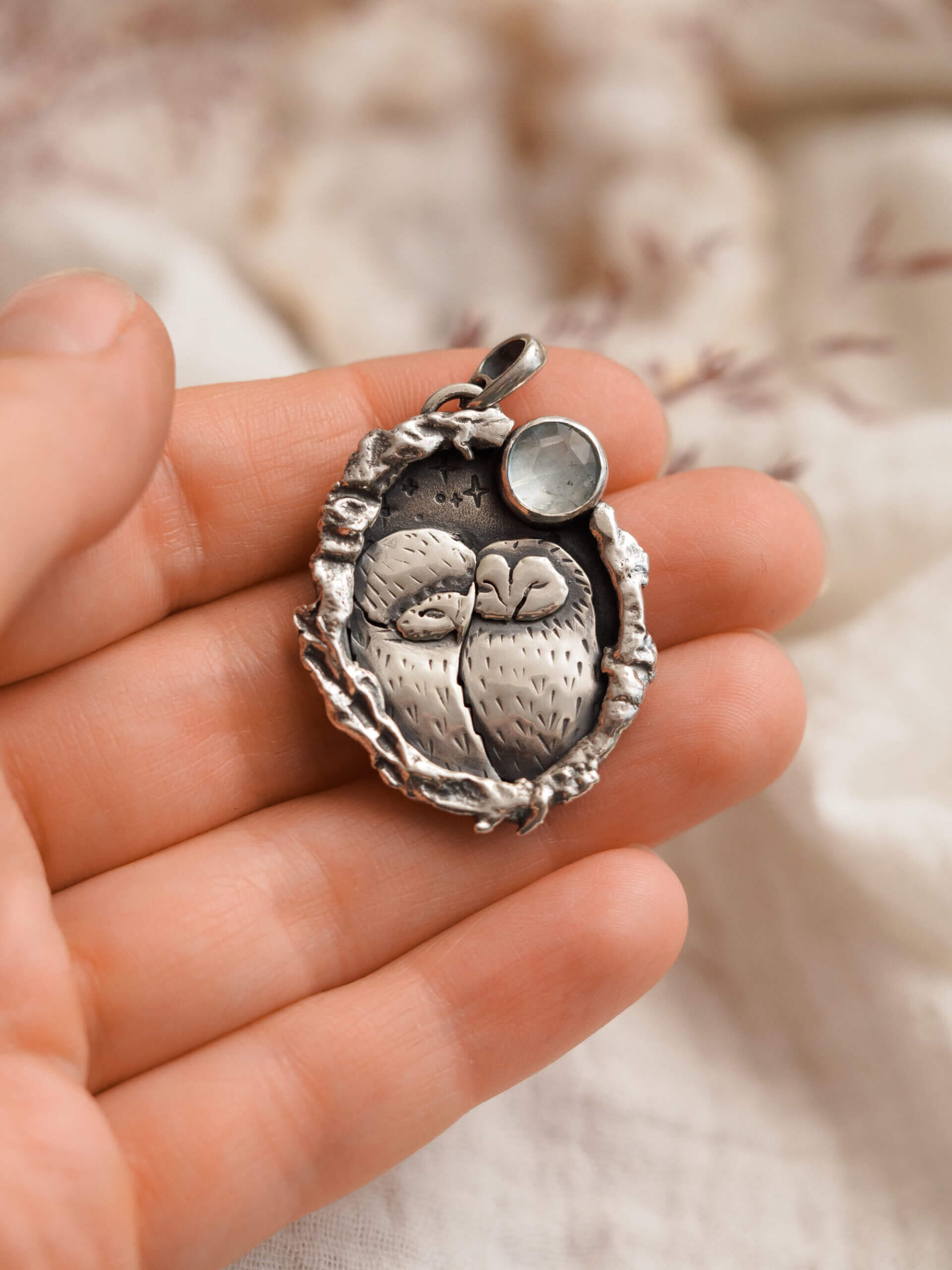 KRUPKOWSKA.COM Śpiące sowy <strong>wisiorek</strong> 8 Śpiące sowy - srebrny wisiorek z akwamarynem