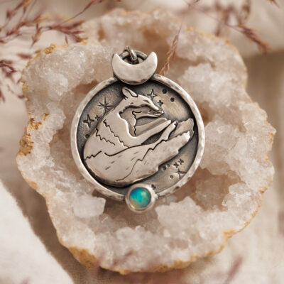 Senny lisek - srebrny wisiorek z opalem i śpiącym lisem