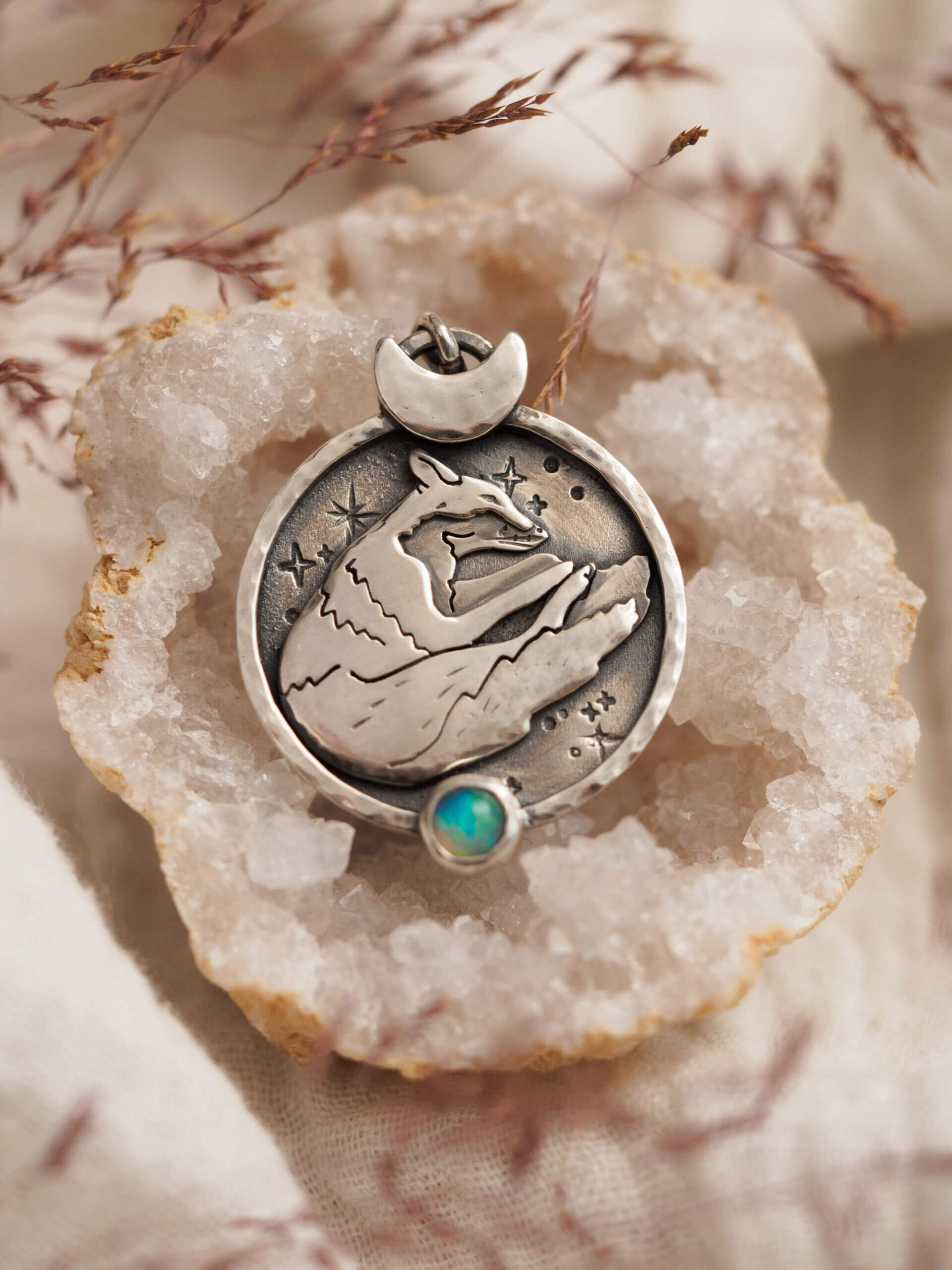 KRUPKOWSKA.COM Senny lisek <strong>wisiorek</strong> 1 Senny lisek - srebrny wisiorek z opalem i śpiącym lisem