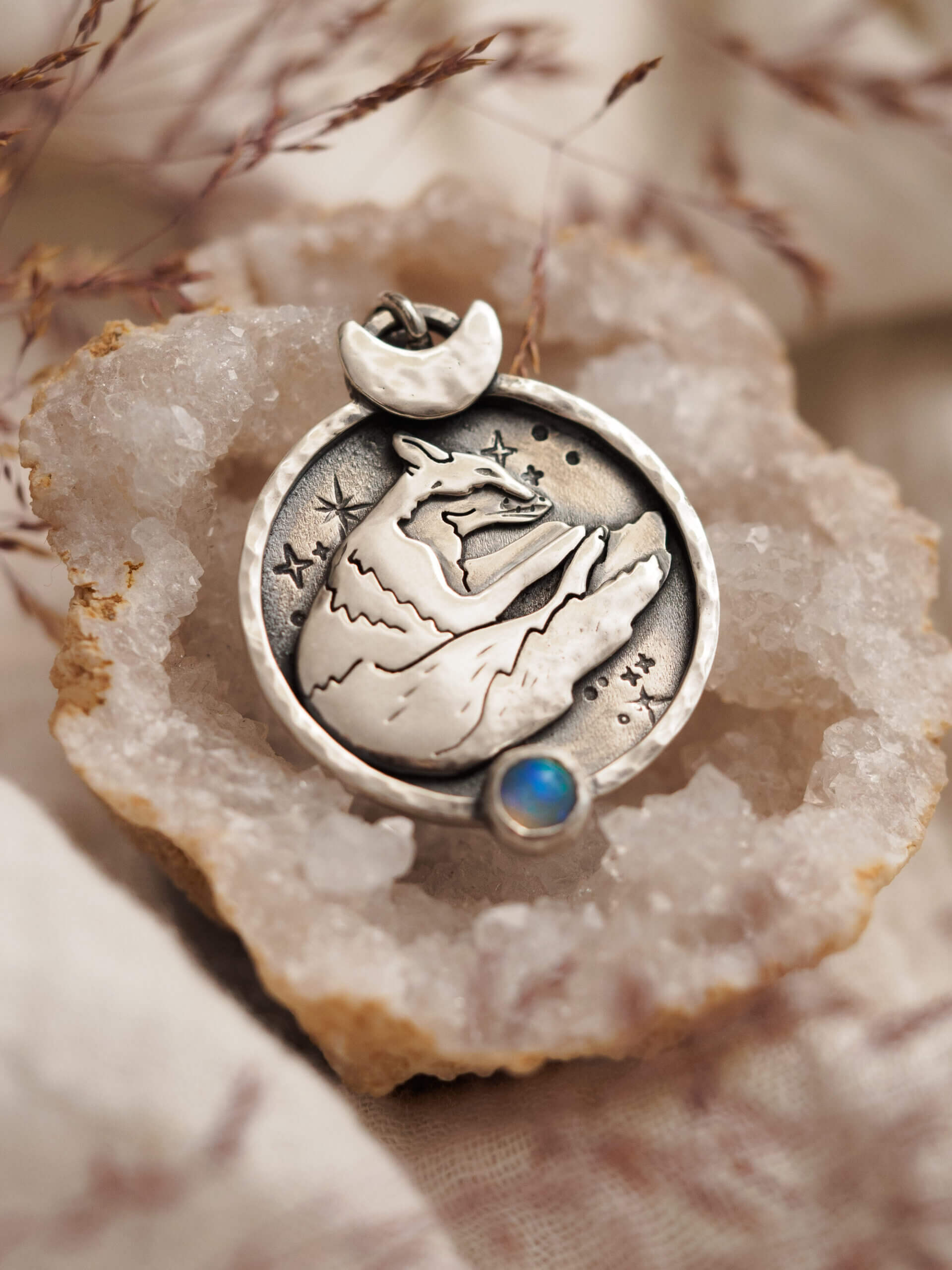 KRUPKOWSKA.COM Senny lisek <strong>wisiorek</strong> 2 Senny lisek - srebrny wisiorek z opalem i śpiącym lisem