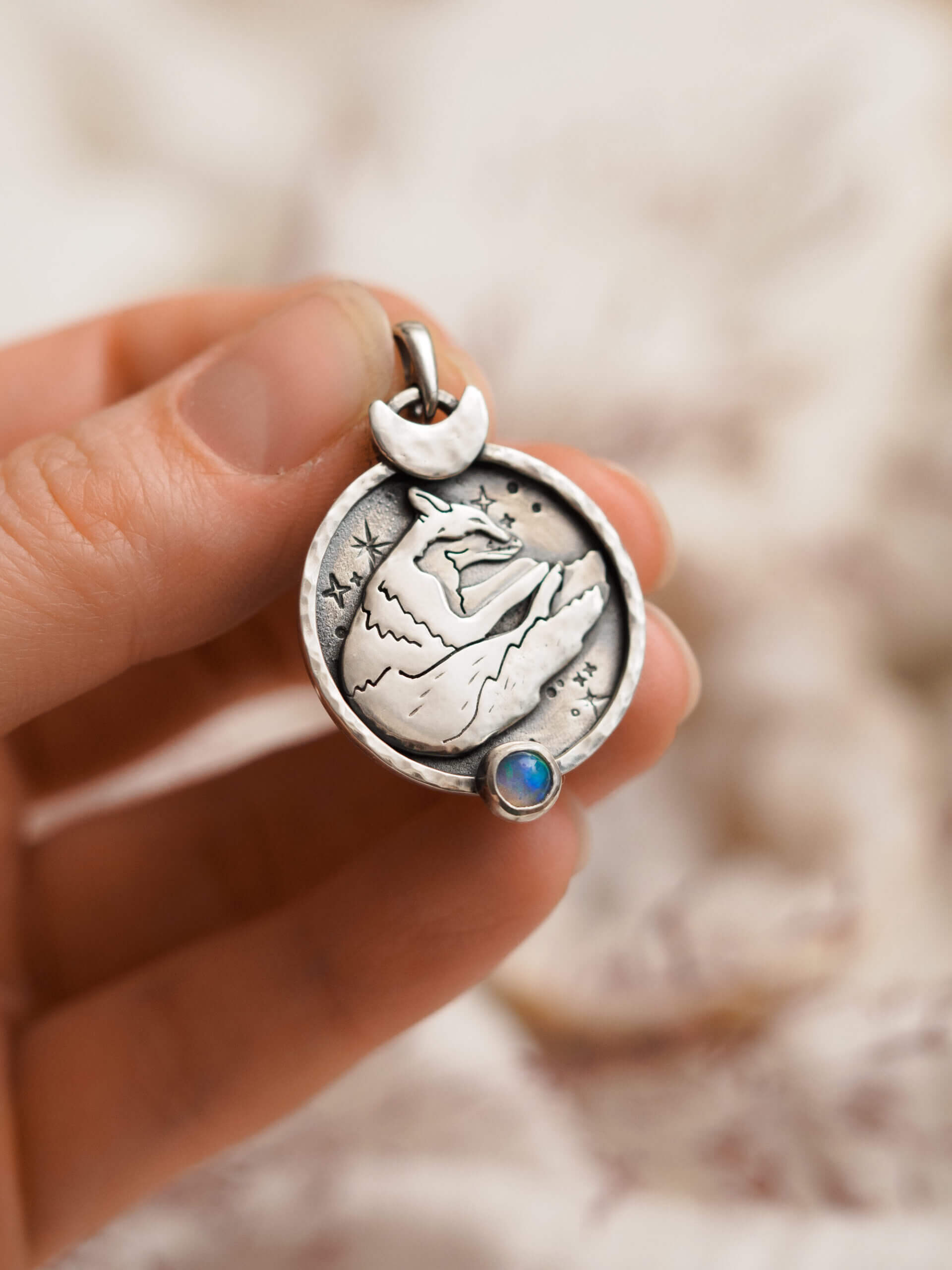 KRUPKOWSKA.COM Senny lisek <strong>wisiorek</strong> 3 Senny lisek - srebrny wisiorek z opalem i śpiącym lisem