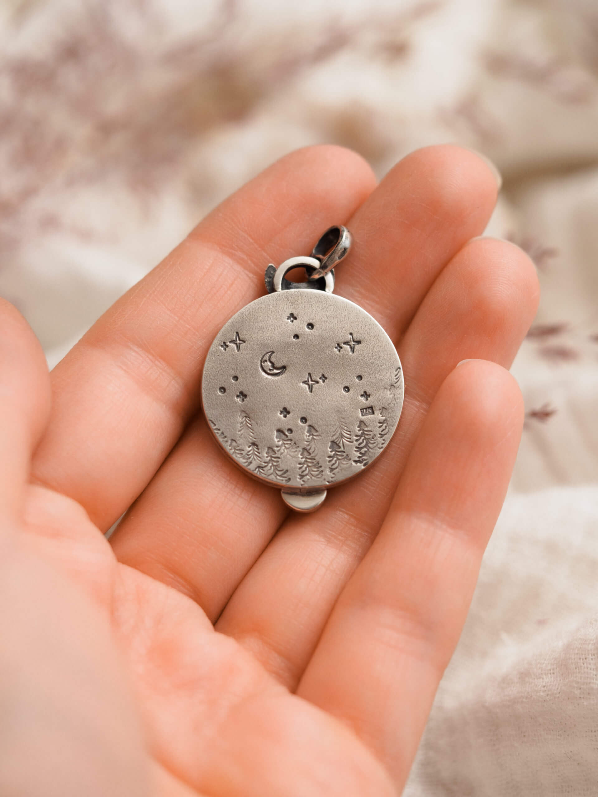 KRUPKOWSKA.COM Senny lisek <strong>wisiorek</strong> 5 Senny lisek - srebrny wisiorek z opalem i śpiącym lisem