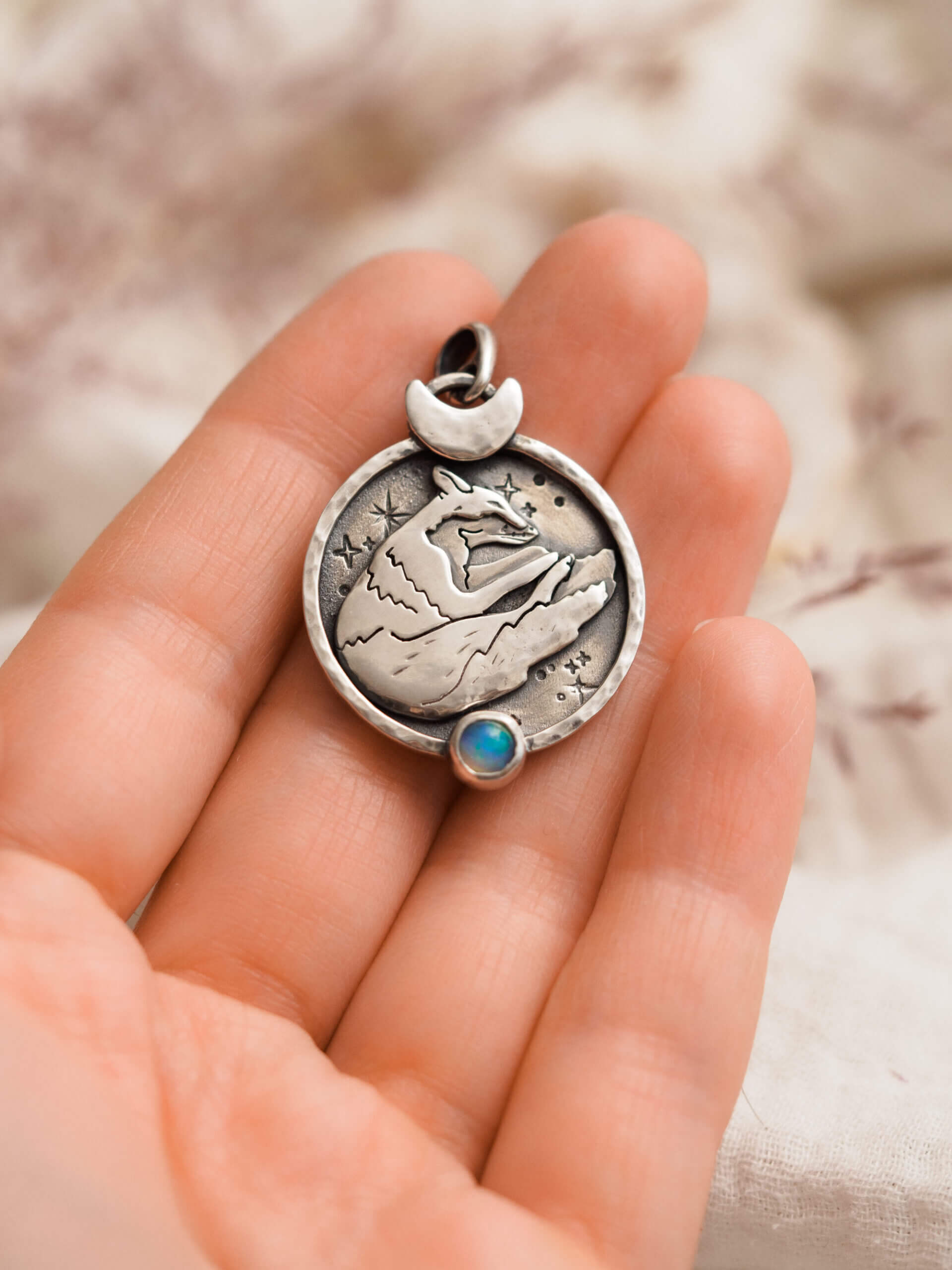 KRUPKOWSKA.COM Senny lisek <strong>wisiorek</strong> 4 Senny lisek - srebrny wisiorek z opalem i śpiącym lisem