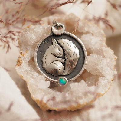 Senna wiewiórka - srebrny wisiorek z opalem