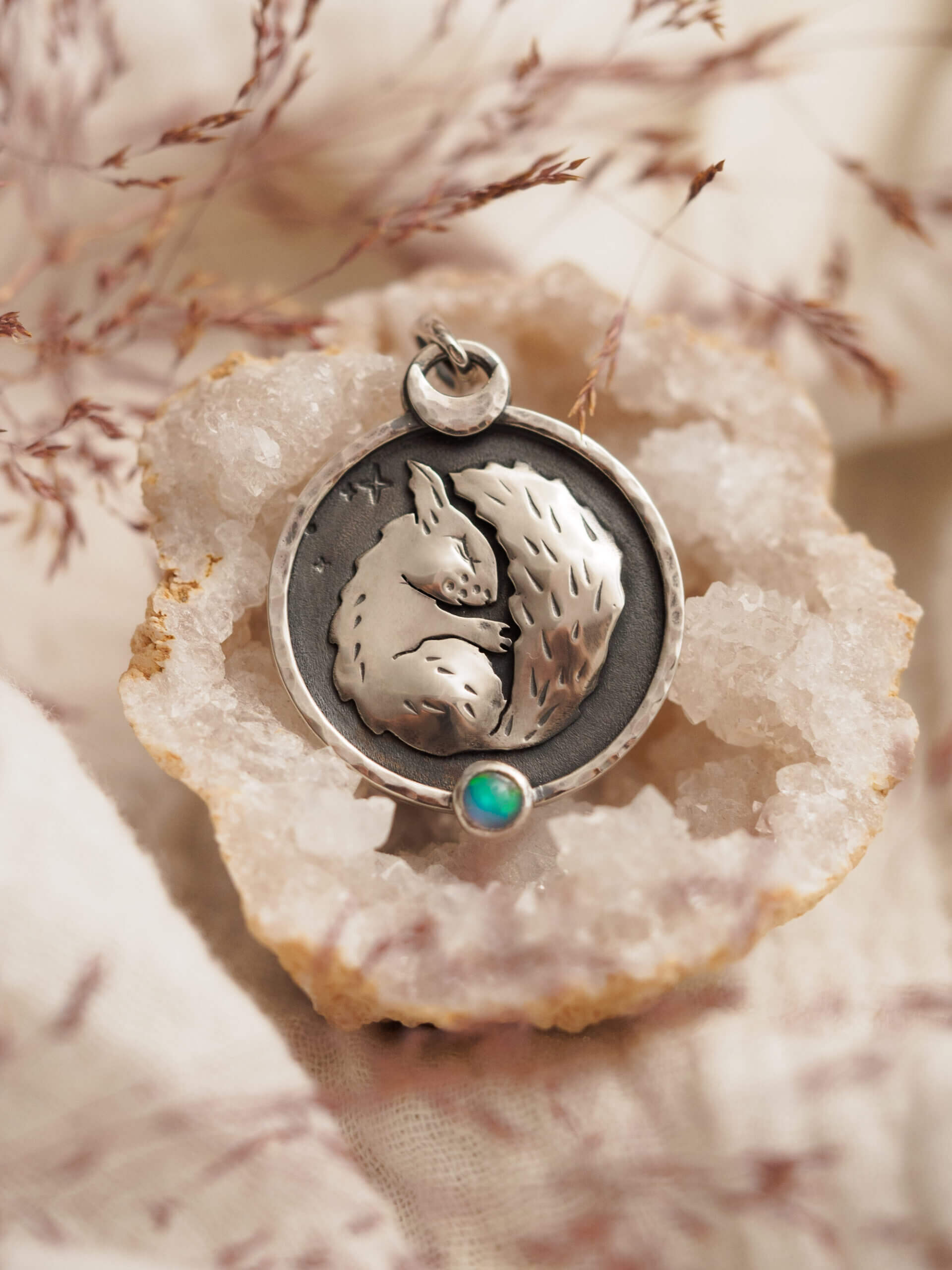 KRUPKOWSKA.COM Senna wiewiórka <strong>wisiorek</strong> 1 Senna wiewiórka - srebrny wisiorek z opalem