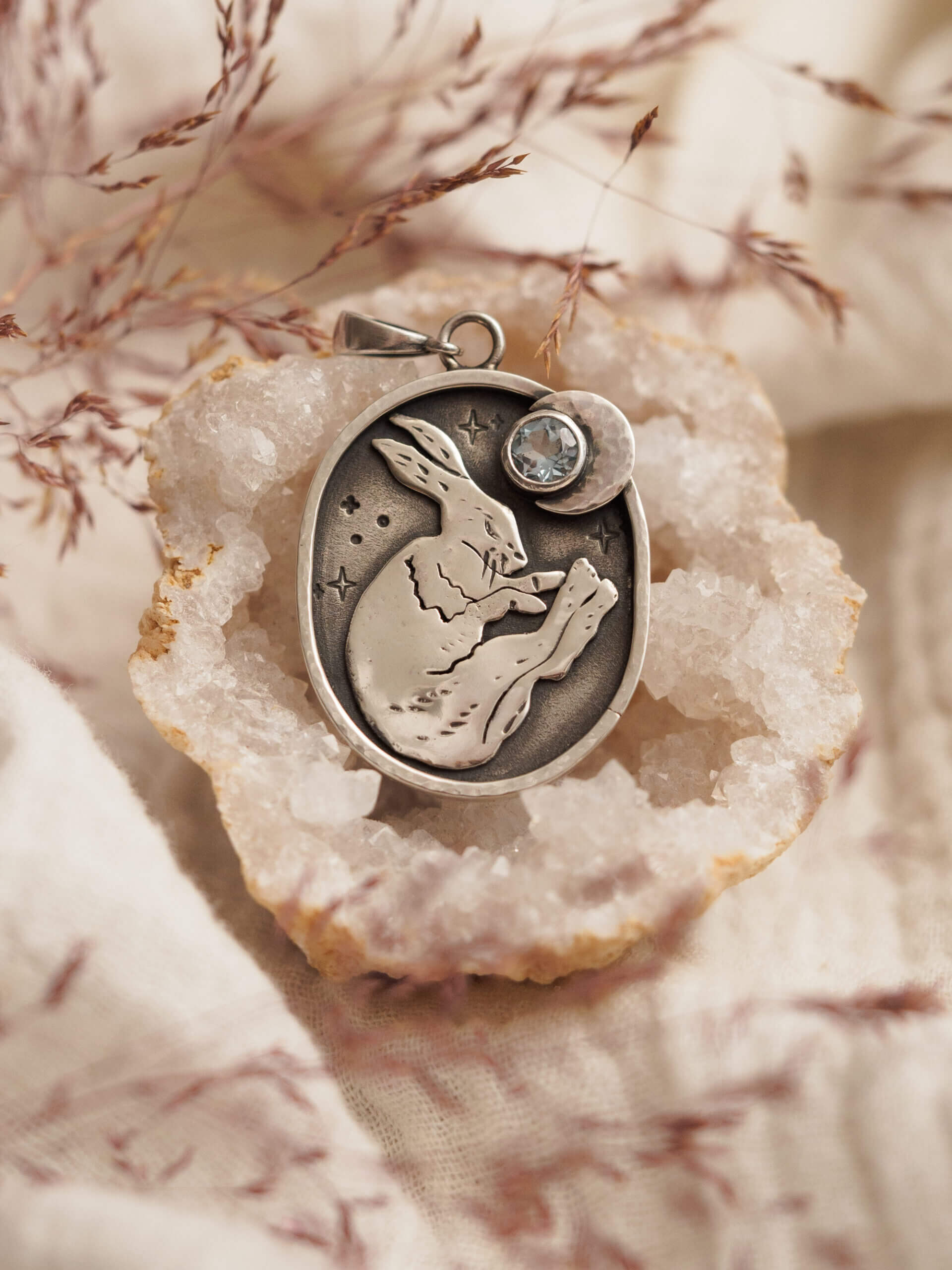 KRUPKOWSKA.COM Senny zajączek <strong>wisiorek</strong> 2 Senny zajączek - srebrny wisiorek z topazem