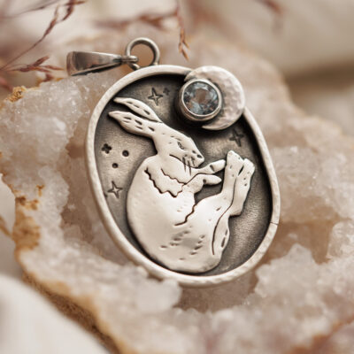 Senny zajączek - srebrny wisiorek z topazem