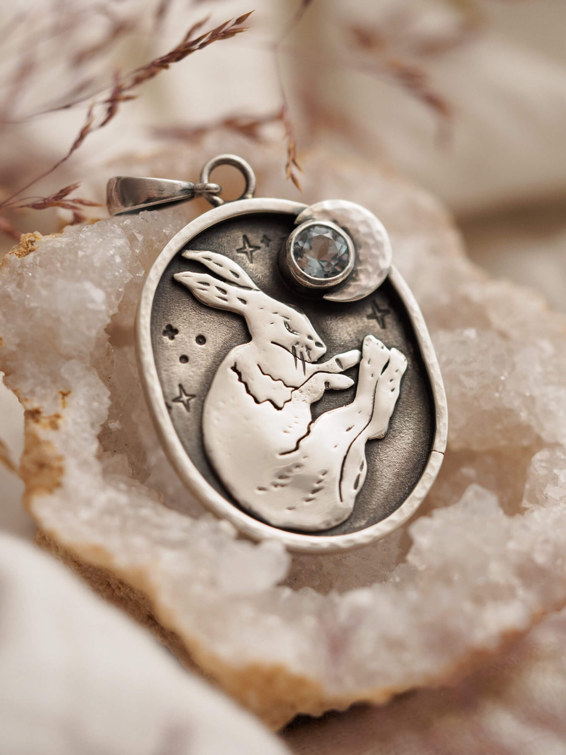 KRUPKOWSKA.COM Senny zajączek <strong>wisiorek</strong> 1 Senny zajączek - srebrny wisiorek z topazem